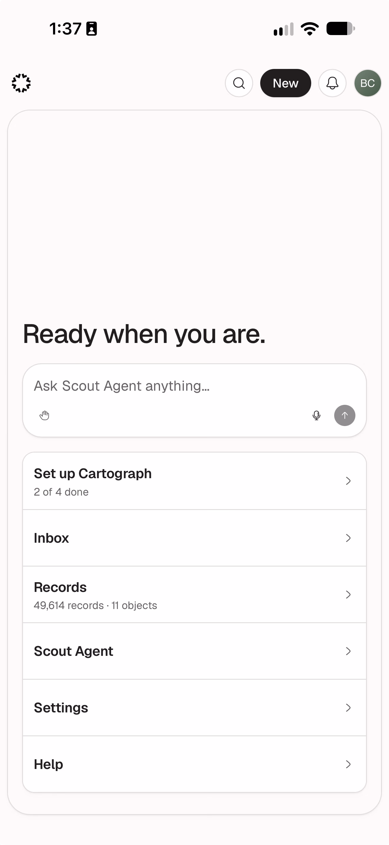 Startbildschirm der mobilen Cartograph-App mit einem Feld, in dem du Scout Agent alles fragen kannst, darunter Links zum Postfach, zu den Datensätzen und zu Scout Agent